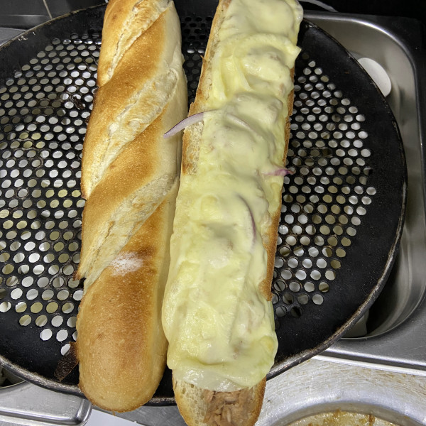 Holzfeuer Pizzeria Peppone - 219. Thunfisch, Zwiebeln Baguette